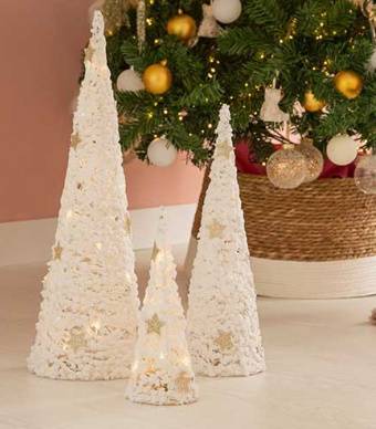 Três enfeites em forma de árvore de natal brancas com estrelas douradas